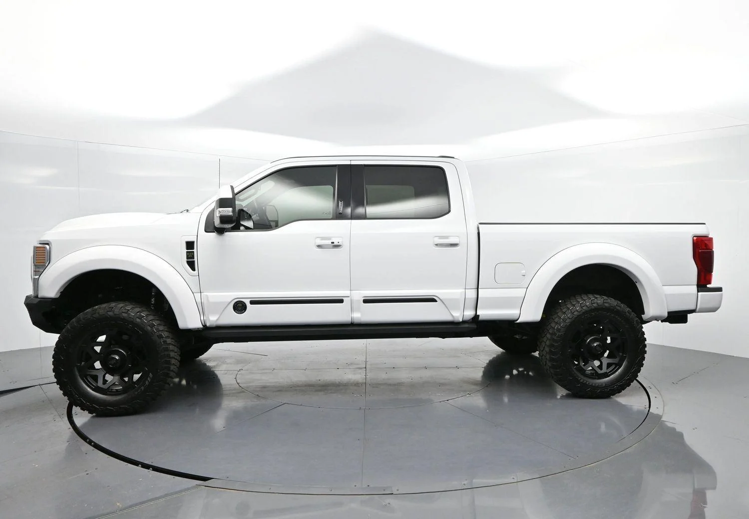 Used 2022 White Ford XL image 4