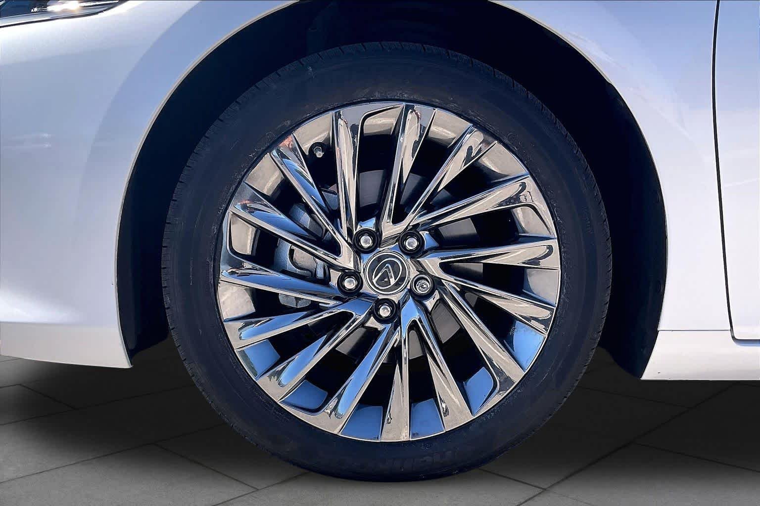 Used 2024 Eminent White Pearl Lexus Luxury image 10