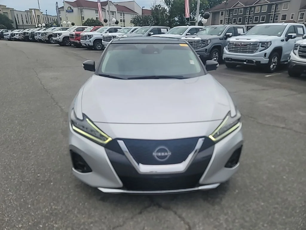 Used 2023 Silver Nissan Platinum image 2