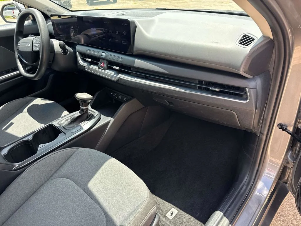 2025 Kia K4 LXS - Photo 27