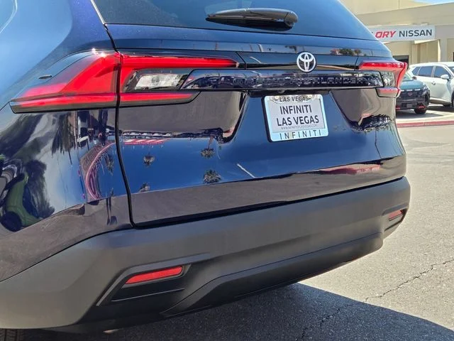 Used 2025  Toyota XLE image 6
