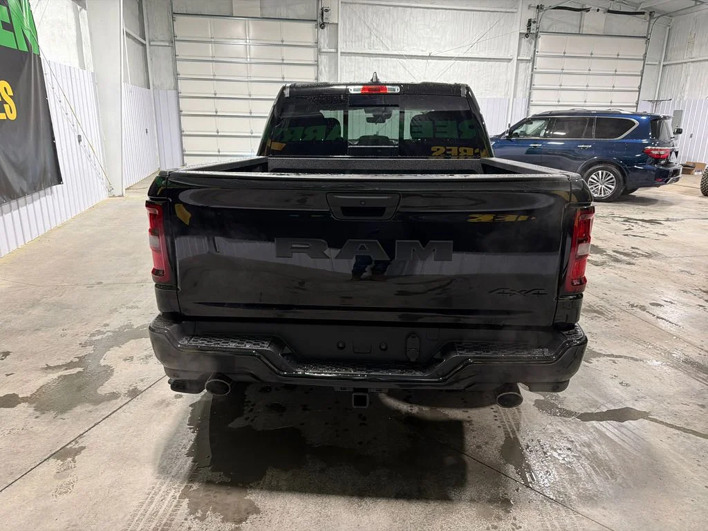 New 2026 Diamond Black Crystal Pearl-Coat Exterior Paint RAM Tradesman image 6