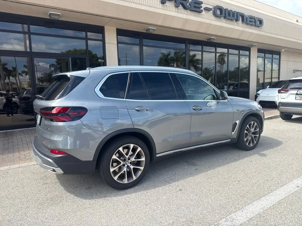 Used 2024 Gray BMW sDrive40i image 7