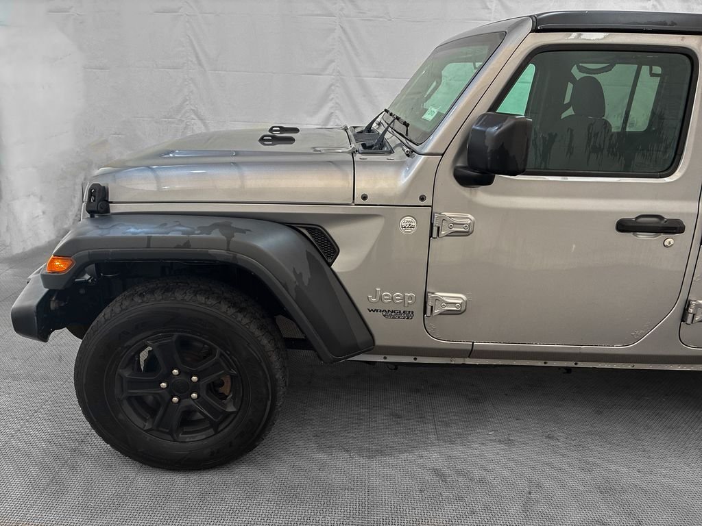 Used 2018 Silver Jeep Unlimited Sport S image 3