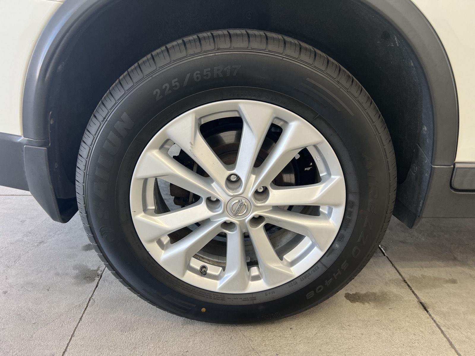 Used 2016 Pearl White Nissan SV image 9