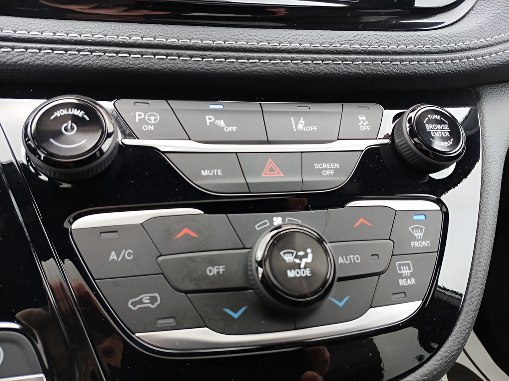 Used 2024 White Chrysler Select image 16