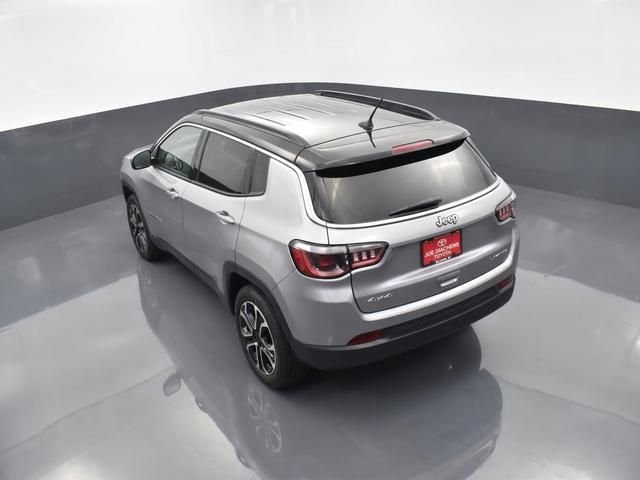 Used 2024  Jeep Limited image 29