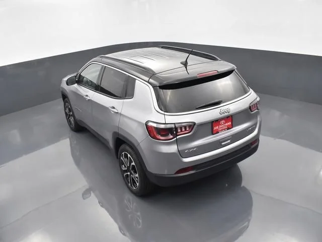 Used 2024  Jeep Limited image 29