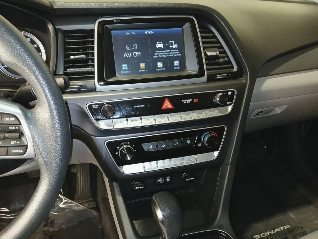 Used 2018 White Hyundai SE image 16