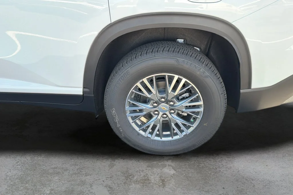 New 2027 Summit White Chevrolet LT image 9