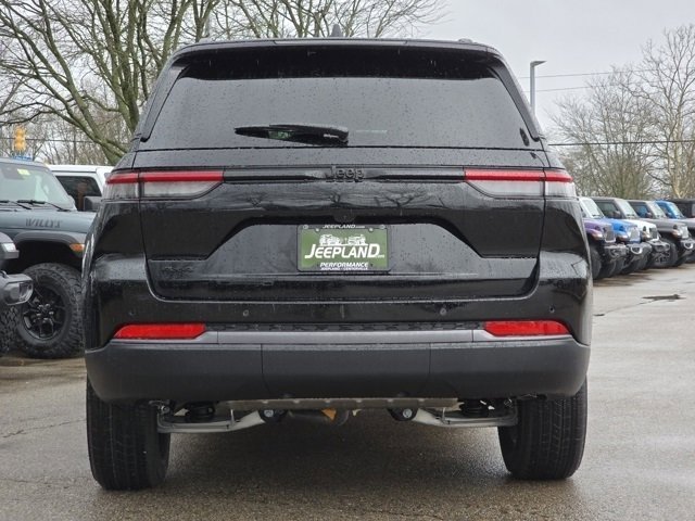 New 2026 Diamond Black Crystal Pearl-Coat Exterior Paint Jeep Laredo Altitude image 26