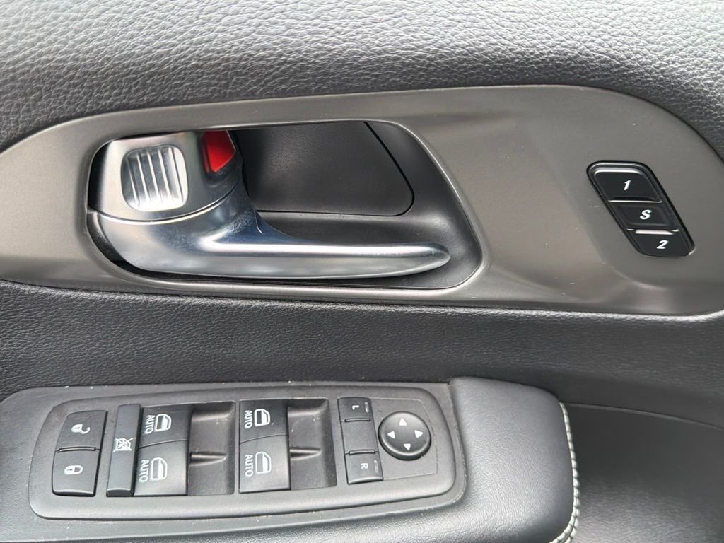 Used 2025 White Chrysler Select image 17