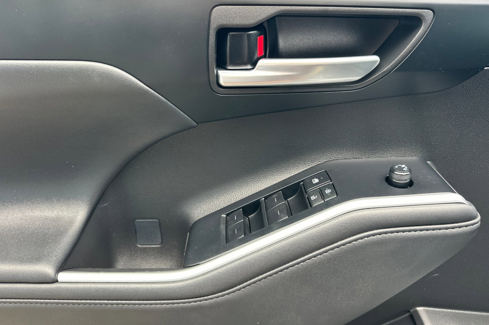 2025 Toyota Highlander LE - Photo 11