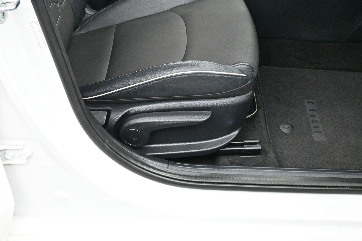 Used 2022 Snow White Pearl Kia GT-Line image 30