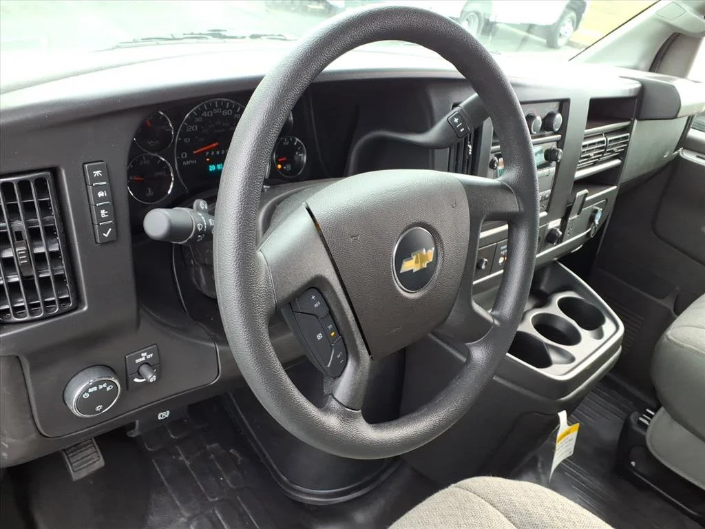 New 2025 Summit White Chevrolet 1WT image 6
