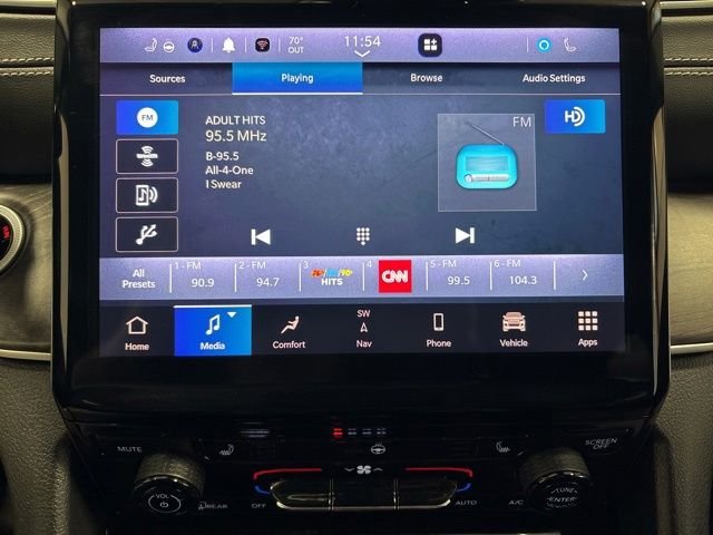 Used 2023 Diamond Black Crystal Pearlcoat Jeep Limited image 29