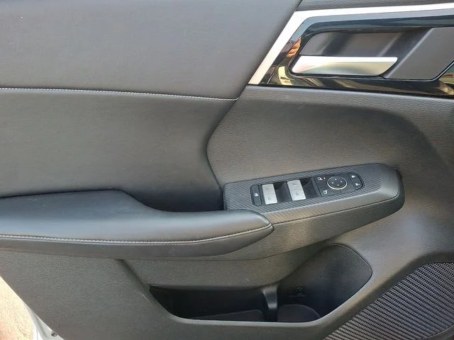 Used 2022  Mitsubishi  image 12