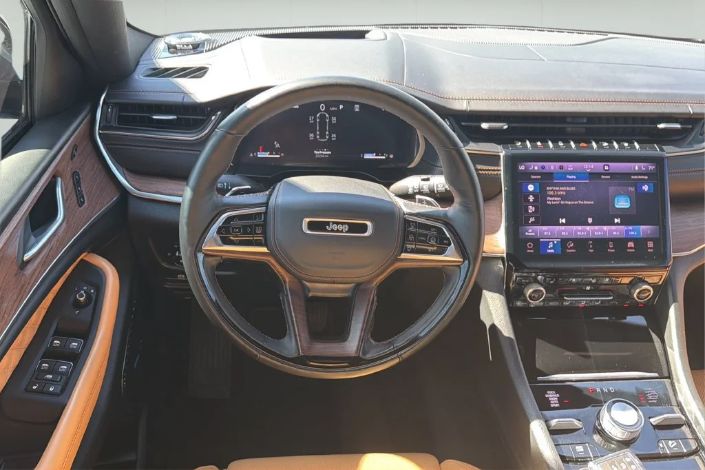 Used 2025  Jeep Summit image 21