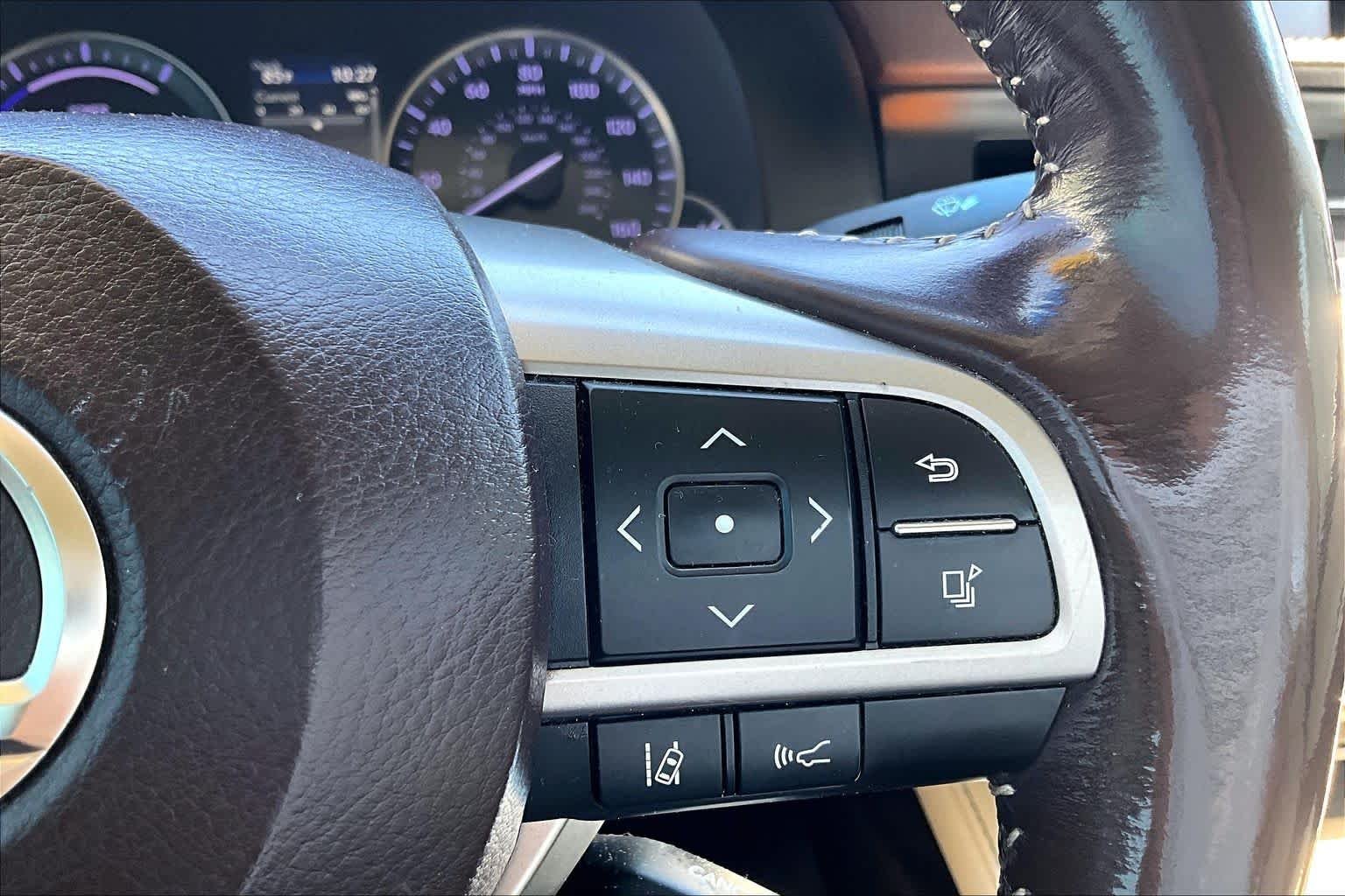 Used 2016 Eminent White Pearl Lexus Hybrid image 24