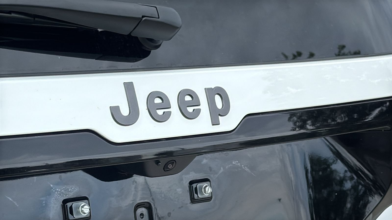 New 2026 Bright White Clear-Coat Exterior Paint Jeep Overland image 11