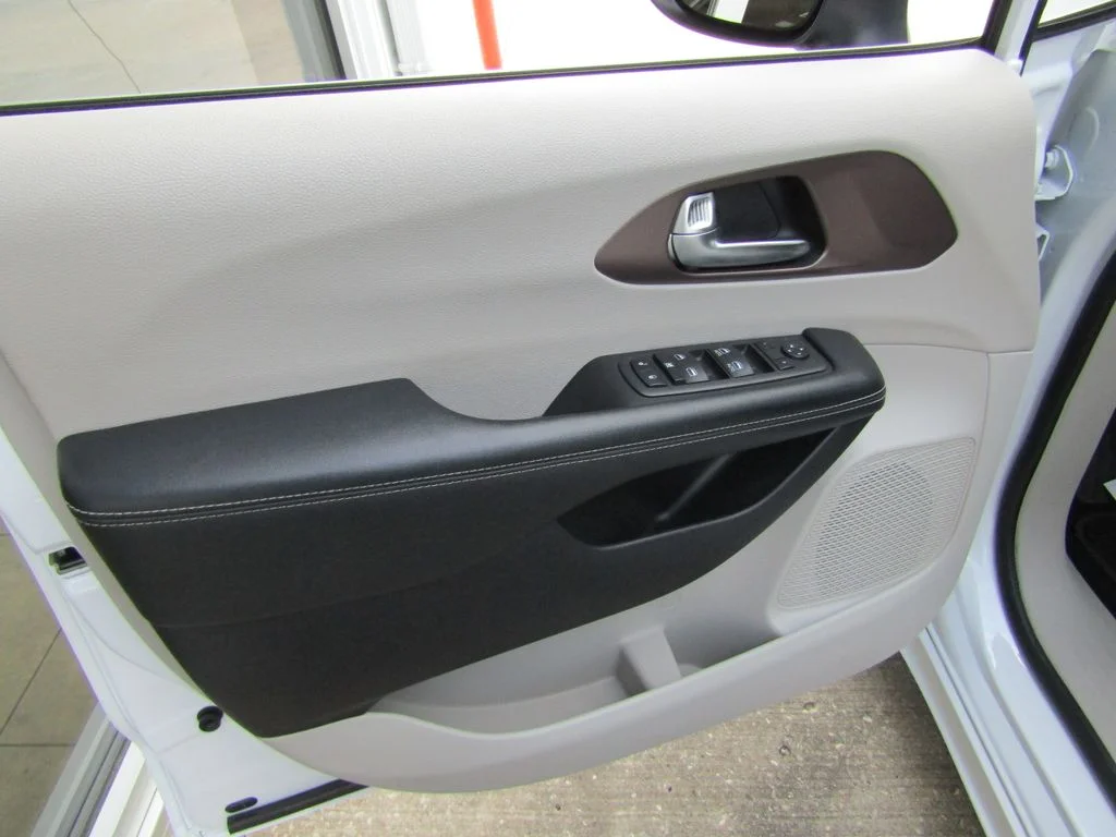 Used 2023 White Chrysler LX image 21