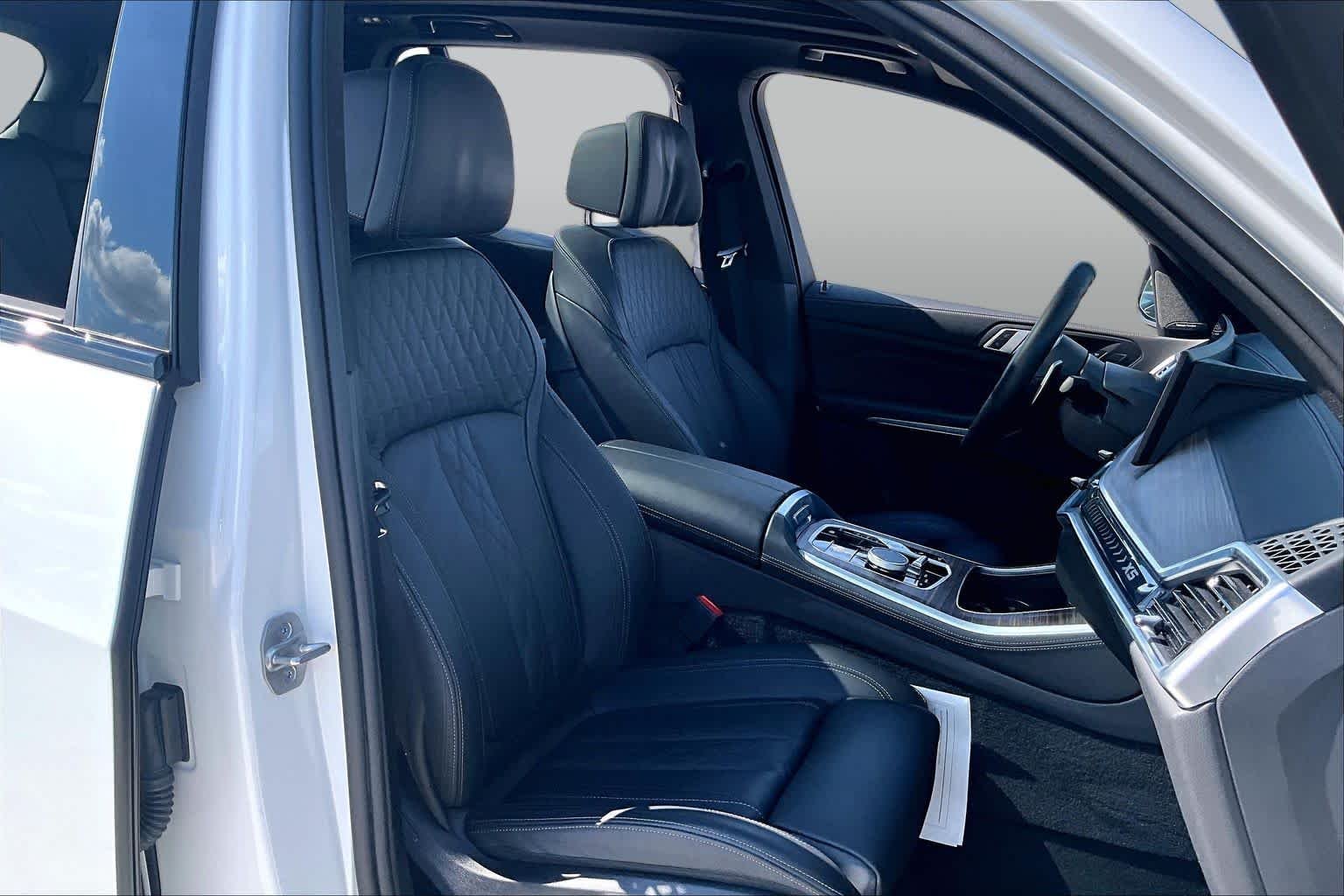 Used 2024 Mineral White Metallic BMW sDrive40i image 8