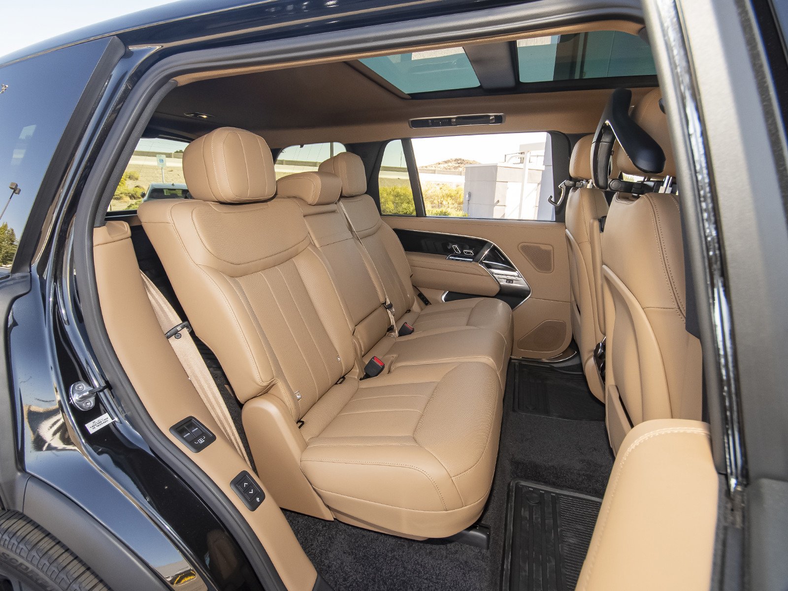 New 2026 Santorini Black Land Rover SE image 47
