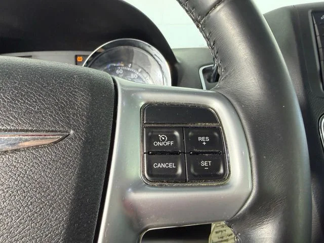 Used 2013 White Chrysler Touring image 26