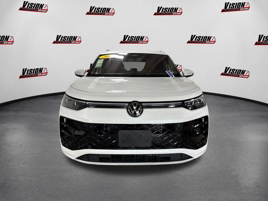 Used 2025  Volkswagen 2.0T SEL R-Line image 2