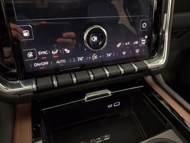 Used 2025 White GMC Denali image 33
