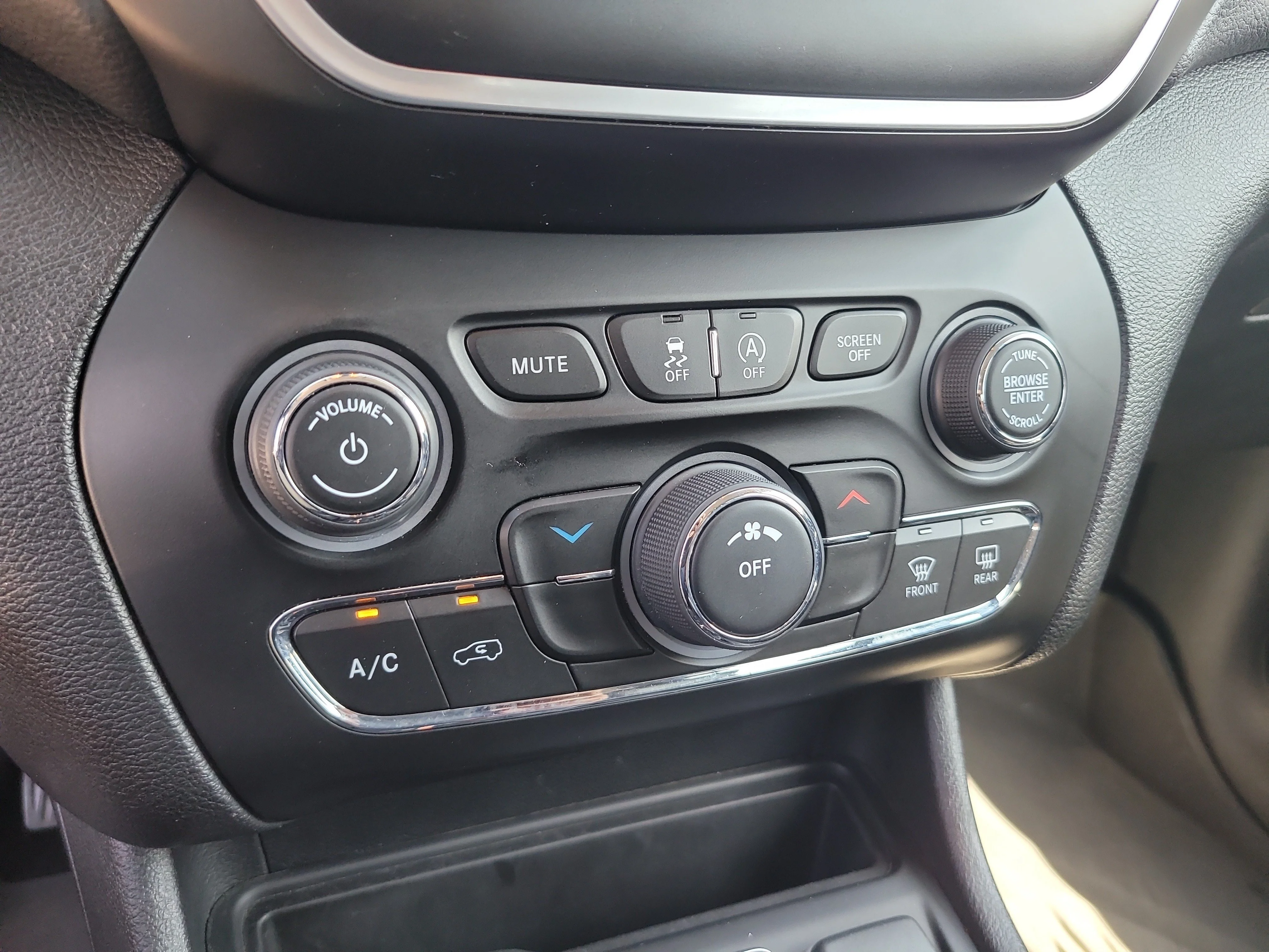 Used 2021 Sting-Gray Clearcoat Jeep Latitude Plus image 23