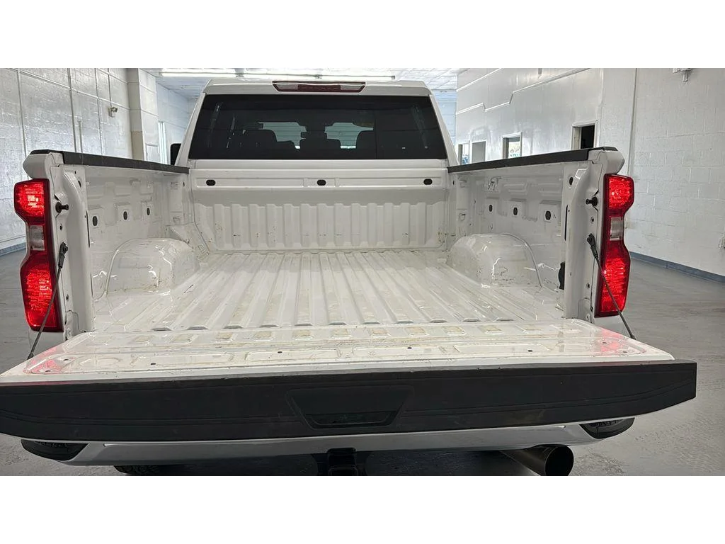 Used 2025 Summit White Chevrolet LT image 5