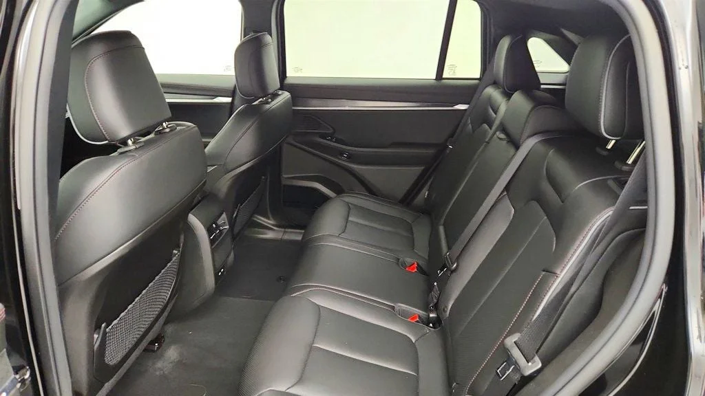 Used 2025 Diamond Black Crystal Pearlcoat Jeep Limited AWD w/ Dark Appearance Package image 21