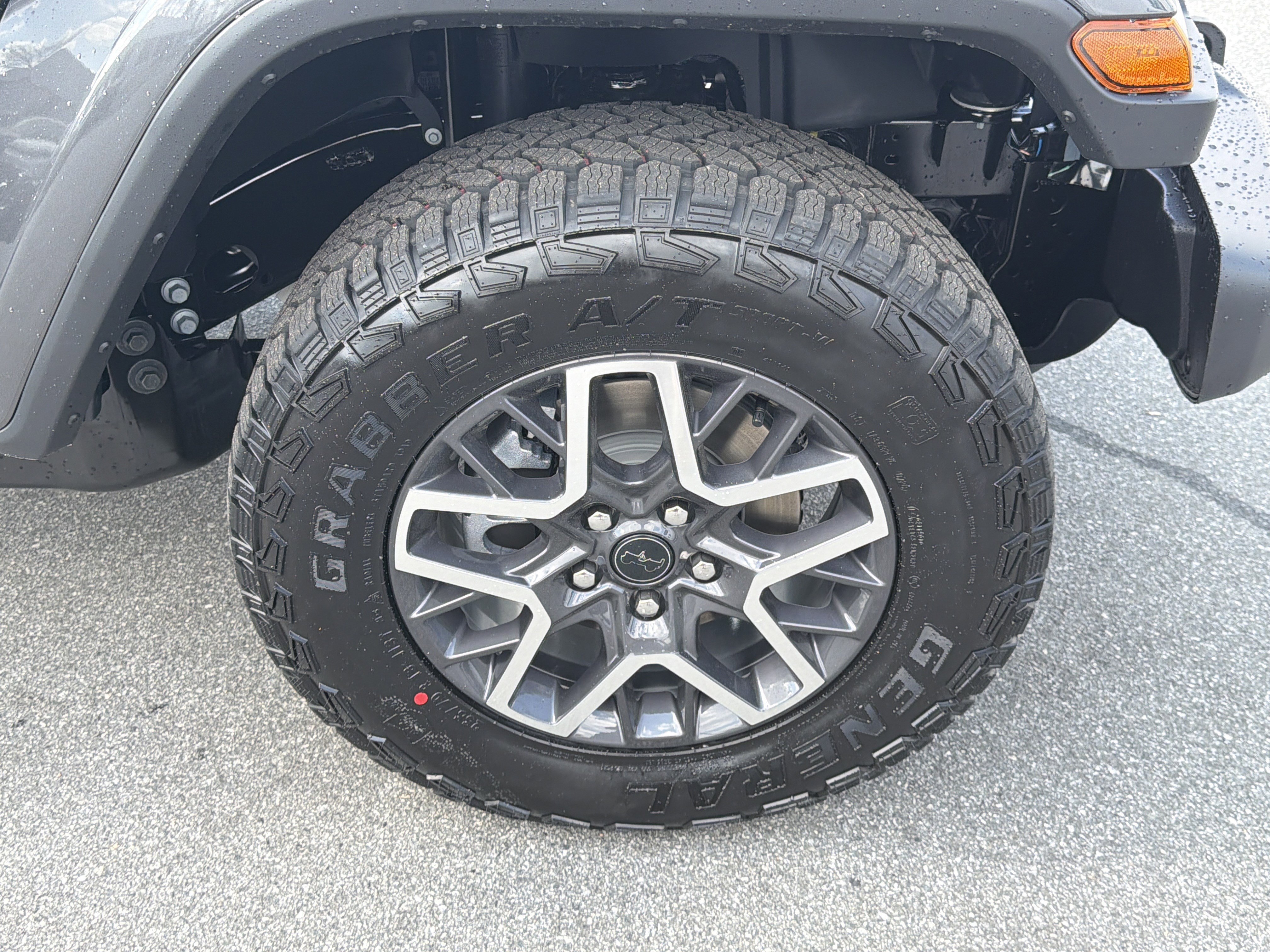 New 2026 Granite Crystal Metallic Clearcoat Jeep Sahara image 14