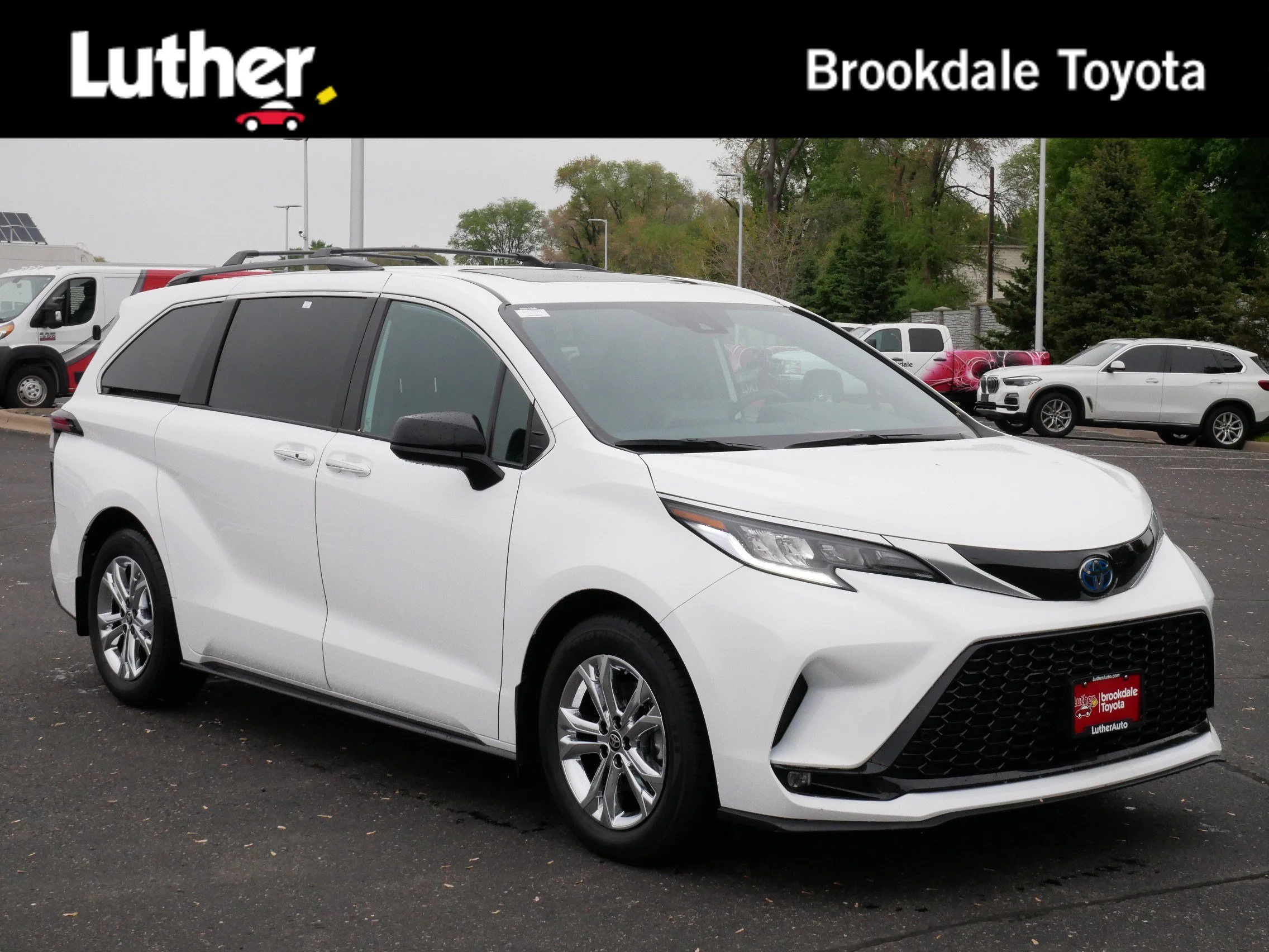 2023 Toyota Sienna XSE 7-Passenger Hybrid AWD's photo