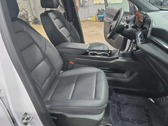 Used 2025 Summit White Chevrolet LT image 14