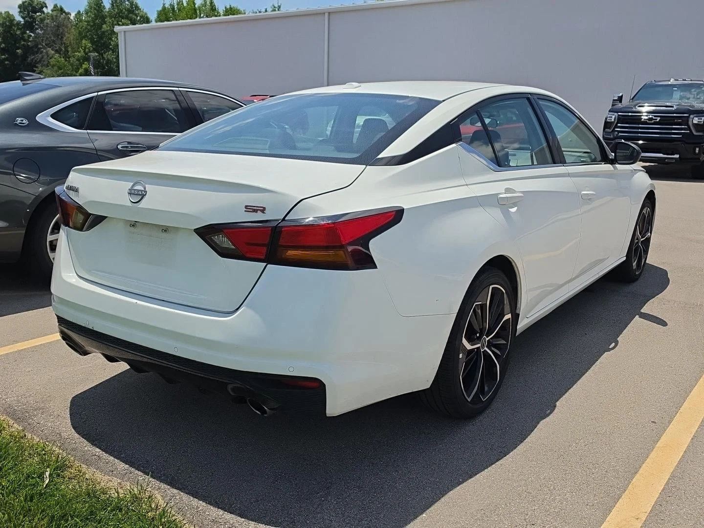 Used 2024 White Nissan 2.5 SR image 3