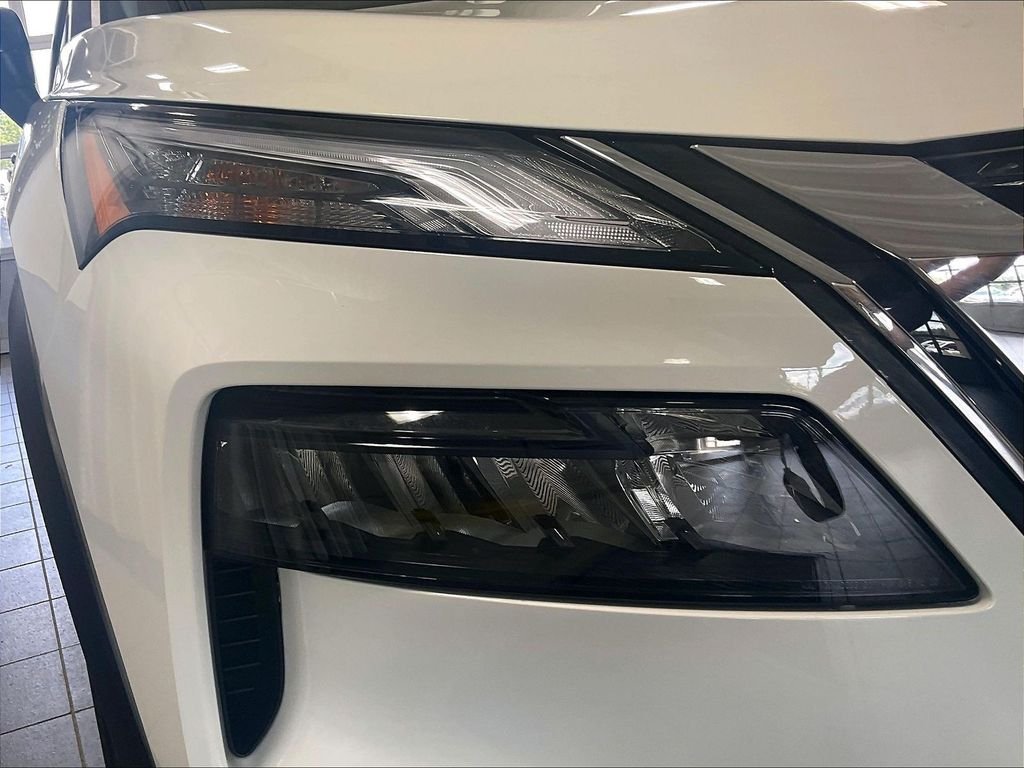 Used 2023 White Nissan S image 33