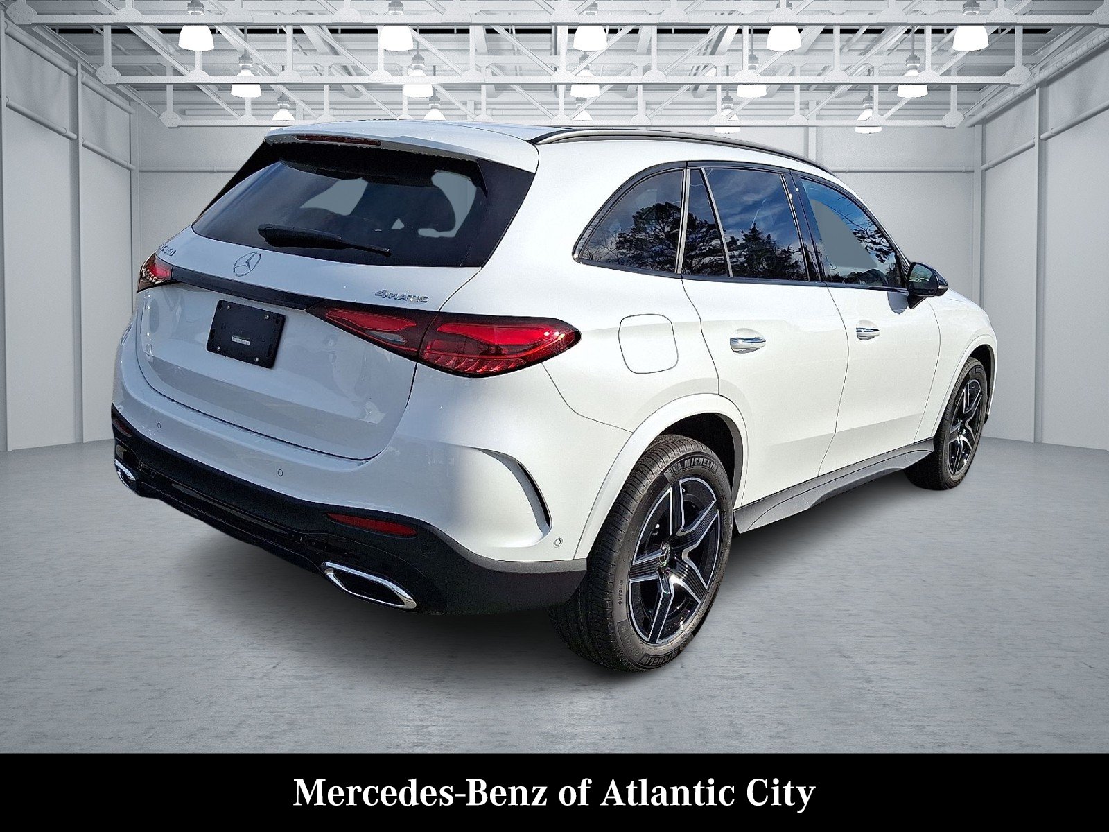 New 2026 MANUFAKTUR Moonlight White Metallic Mercedes-Benz GLC 300 image 4