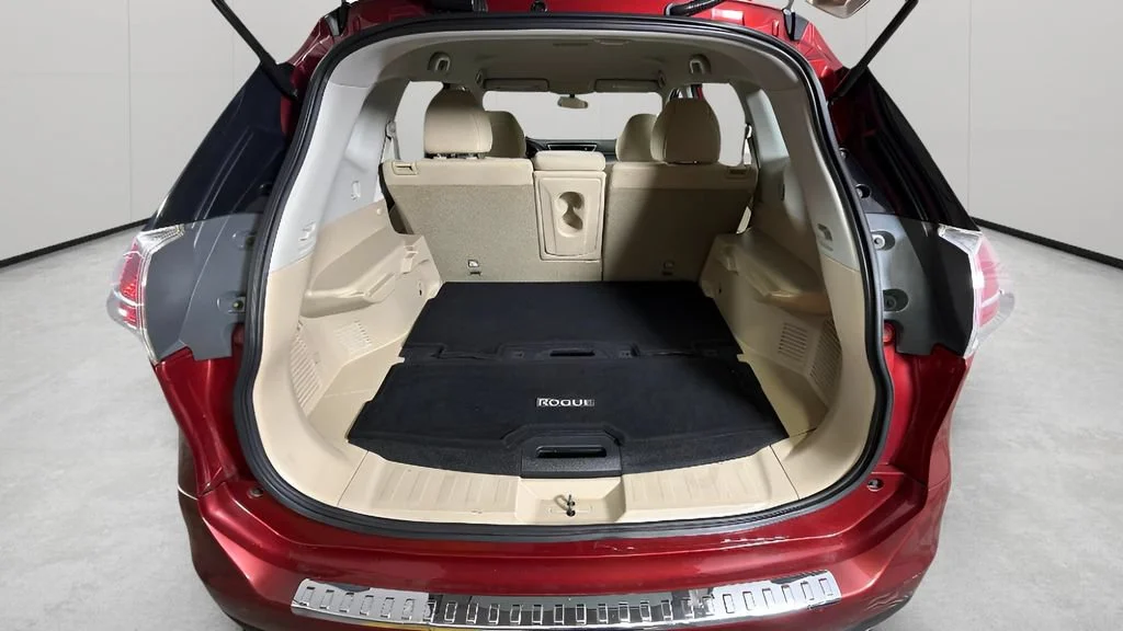 Used 2016 Red Nissan S image 28