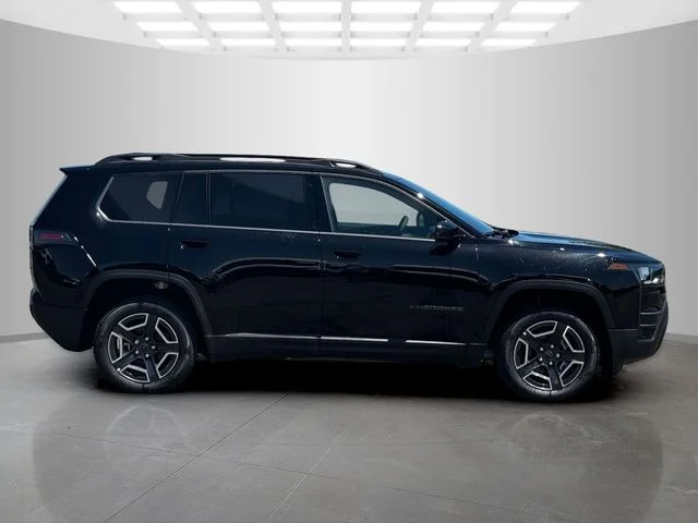 New 2026 Diamond Black Crystal Pearl-Coat Exterior Paint Jeep Limited image 8
