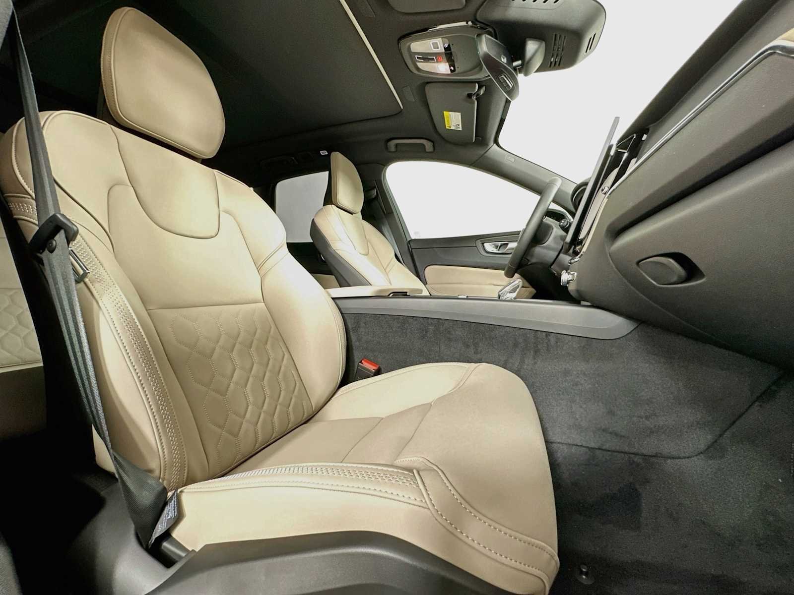 New 2026 Crystal White Volvo Plus image 25