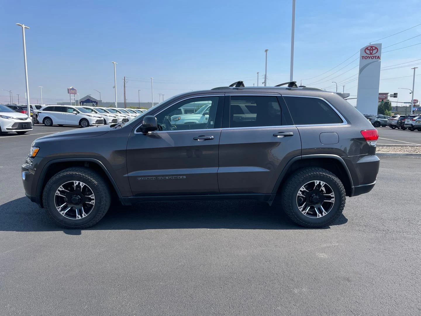 Used 2017 Gray Jeep Laredo image 6