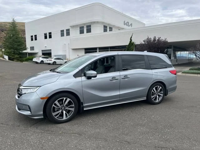 Used 2021 Lunar Silver Metallic Honda Touring image 2