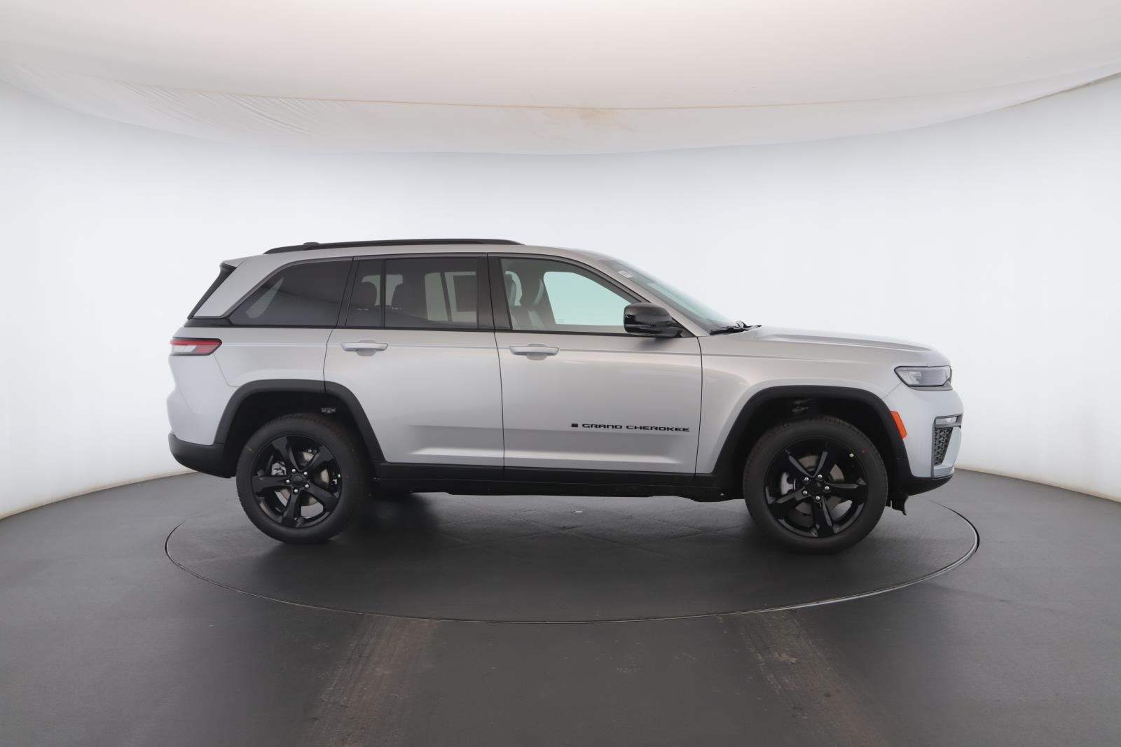 New 2026 Silver Zynith Exterior Paint Jeep Limited image 19