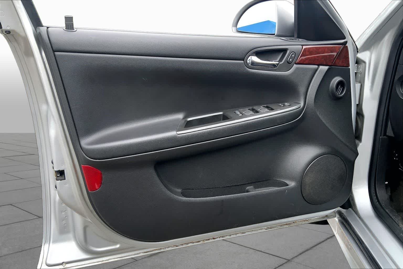 Used 2010 Silver Ice Metallic Chevrolet LT image 21