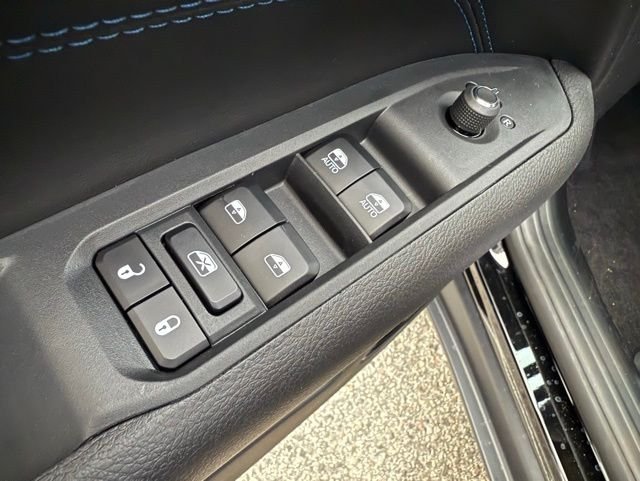 New 2026 Diamond Black Crystal Pearl-Coat Exterior Paint Jeep Latitude image 15