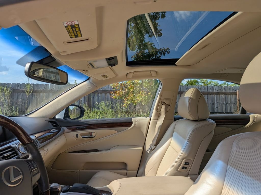 Used 2013  Lexus 460 image 22
