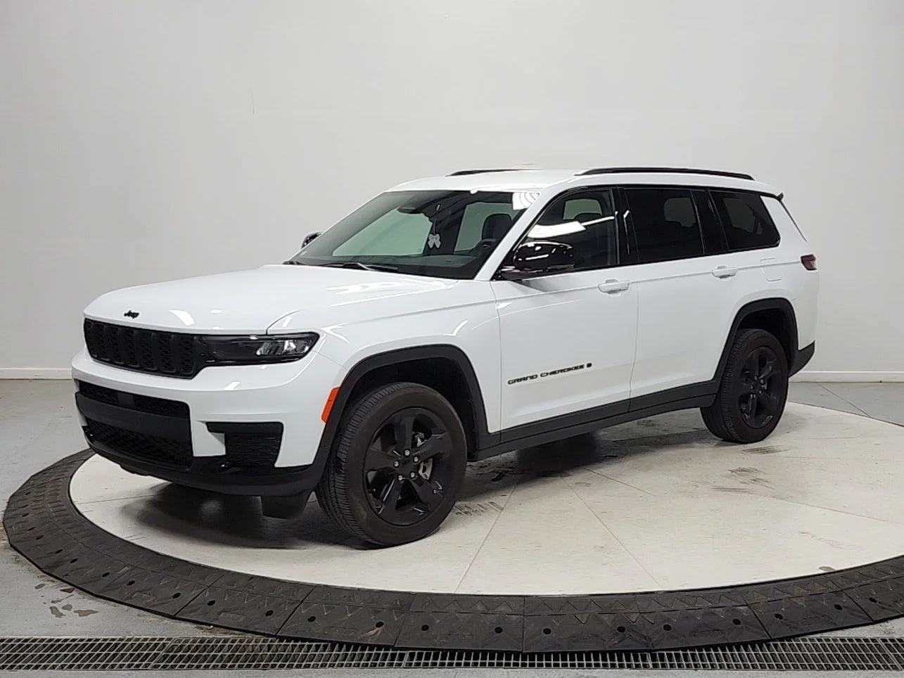 Used 2024 White Jeep Altitude image 3