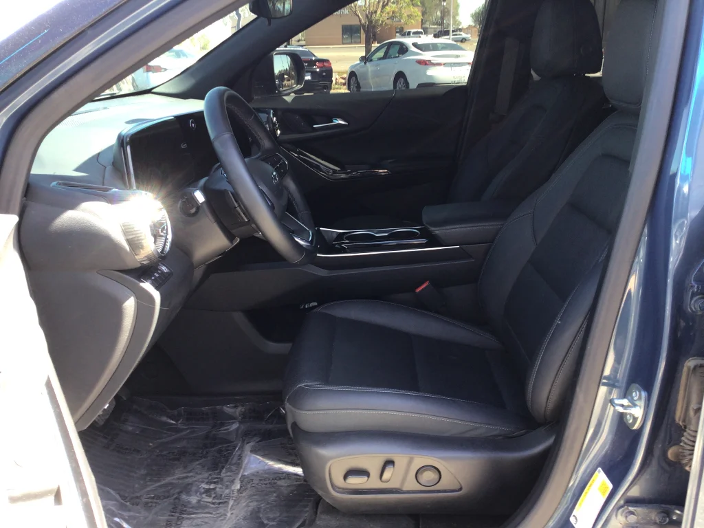 Used 2025 Lakeshore Blue Metallic Chevrolet LT image 10